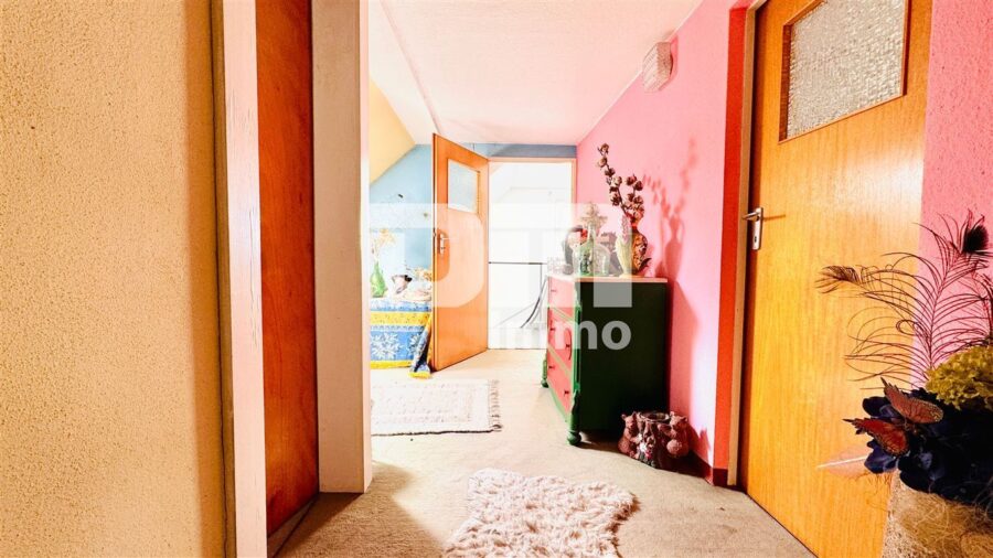 Ein- Zweifamilienhaus mit Innenhof, Balkon, Dachterrasse + Garage und zusätzliche Nutzflächen - DG Ausgebauter Dachboden